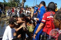 Satpolair Banjarmasin Evakuasi Korban Klotok Tiung Tenggelam
