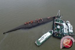 Tim Penyelamat Tegakkan Kapal Yang Tenggelam di Yangtze