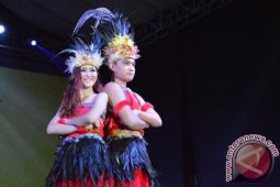 Mahasiswa Ubaya Gelar "Fashion Show" Busana Adat
