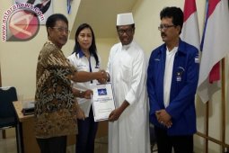 Alim Tualeka Kembalikan Formulir Pendaftaran Cawawali Surabaya