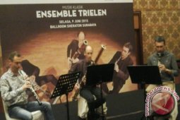 Tiga Musisi Alat Tradisional Prancis Hibur Warga Surabaya