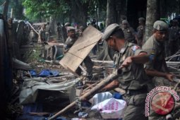 Satpol PP Bongkar Puluhan Lapak PKL Jalan Semeru