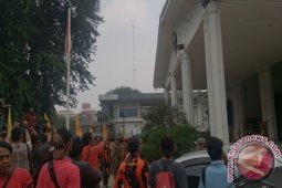Massa Ormas Lempari Balai Kota Dengan Tomat