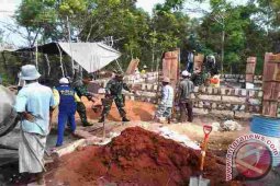 Prajurit TNI Bantu Pembangunan Masjid di Pamekasan