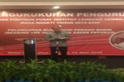 Andrinof Dan Keahliannya Menulis Dan Baca Puisi