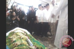 ARB Melayat Ke Rumah Ketum Golkar Kalsel