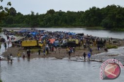 Tradisi "Meugang" di Bantaran Sungai
