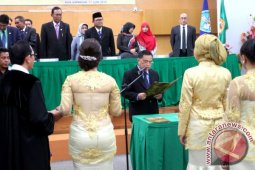LULUSAN PERTAMA KEDOKTERAN GIGI