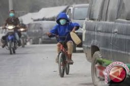 Debu vulkanik Sinabung terbang hingga Medan
