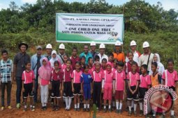 Perusahaan Sawit Ajak Siswa SD Tanam Pohon