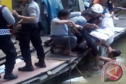 Satpolair Selidiki Mayat Laki-laki Mengapung Di Sungai