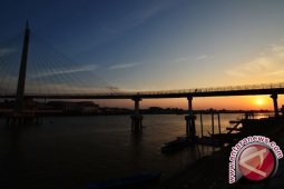 Ribuan baut jembatan Pedestrian Jambi diperiksa