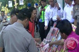 Polisi Periksa Penjual Kembang Api Di Sukabumi