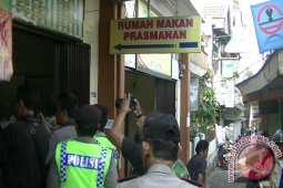 Polisi Tutup Rumah Makan Buka Siang Hari