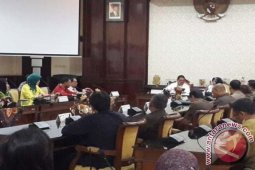 Wali Kota Surabaya Keluhkan Beda Aturan Antarkementerian
