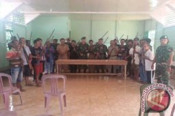 Warga Desa Sepiluk Serahkan Puluhan Senpi