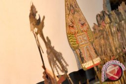 Wayang Kulit Berbahasa Hungaria Pukau Masyarakat Setempat