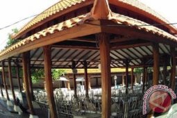 Edukasi dan religi di makam Sunan Gresik