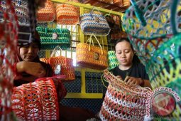 Kerajinan Tas Plastik Daur Ulang