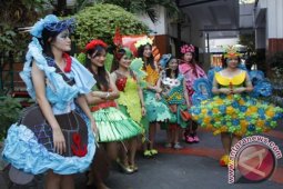 Tujuh Mahasiswa Thailand Kenali Surabaya Lewat Busana