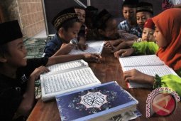 Mengaji Alquran di Surau Pelabuhan
