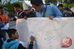 BEM ITS Galang "Seribu Buku untuk Bawean"