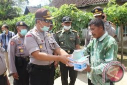 BPBD dan Polres Bondowoso Bagikan Masker