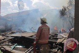 Warga Tulungagung Padamkan Api Cegah Kebakaran Meluas