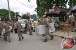 Satpol PP Tertibkan Pkl Berjualan Di Trotoar