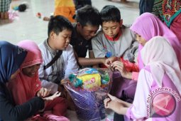 Membuat Bingkisan Lebaran