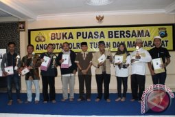 Sisi Humanis Polres Tuban dalam Bidikan Ponsel Warga