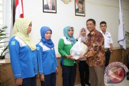 Pekerja Jasa Kebersihan dan Pengamanan Terima Sembako