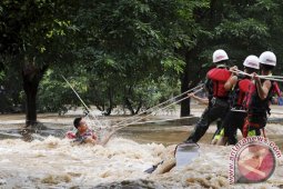 Hujan lebat guyur China  Selatan, ribuan orang terjebak, lima tewas