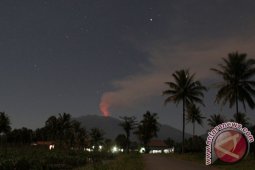 PVMBG Pasang Alat Deteksi Deformasi Gunung Raung