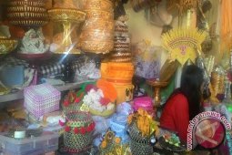 Pedagang Jajan Bali Ramai Terima Pesanan
