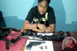 Polisi Tangkap Dua Pria Miliki Senjata Api