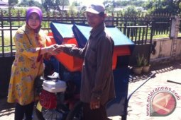 Wakil Ketua DPRD Kalbar Serahkan 30 Unit Hand Tractor
