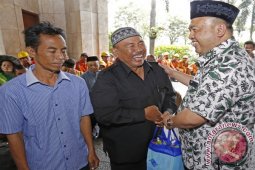 Pelindo III  Bagikan 1.000 Bingkisan untuk Petugas Kebersihan