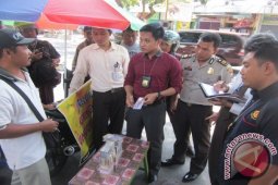 Petugas Periksa Keaslian Uang