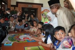 KPK Sumbang 1.000 Permainan "Semai" untuk Paud/TK Surabaya