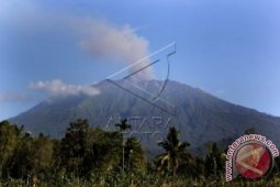 Kemenhub Sebarkan "Notam" Erupsi Gunung Raung