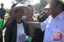 Mendag Berikan THR Kepada Petani Sukabumi