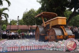 Polres Pasuruan Musnahkan Ribuan Botol Miras