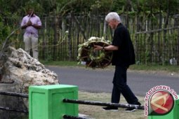 Bill Clinton Pimpin Delegasi Untuk Kenang Pembunuhan 8.000 Muslim