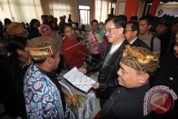 Menteri Agraria Serahkan 180 Sertifikat Adat Tengger