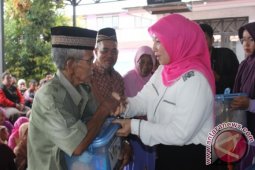 Anggota DPR Norbaiti Bagikan Ratusan Paket Sembako