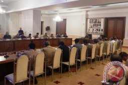 Gubernur Jatim Ingatkan Tak Bedakan Layani Pemudik