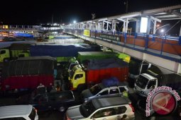 Truk Masih Melintas Di Merak-Bakauheni