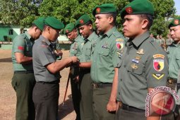 Panglima TNI Bagikan 164 Jam Tangan Kepada Babinsa Pamekasan