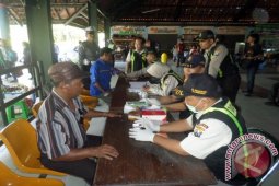Polisi Bojonegoro Periksa Urine Pengemudi Bus